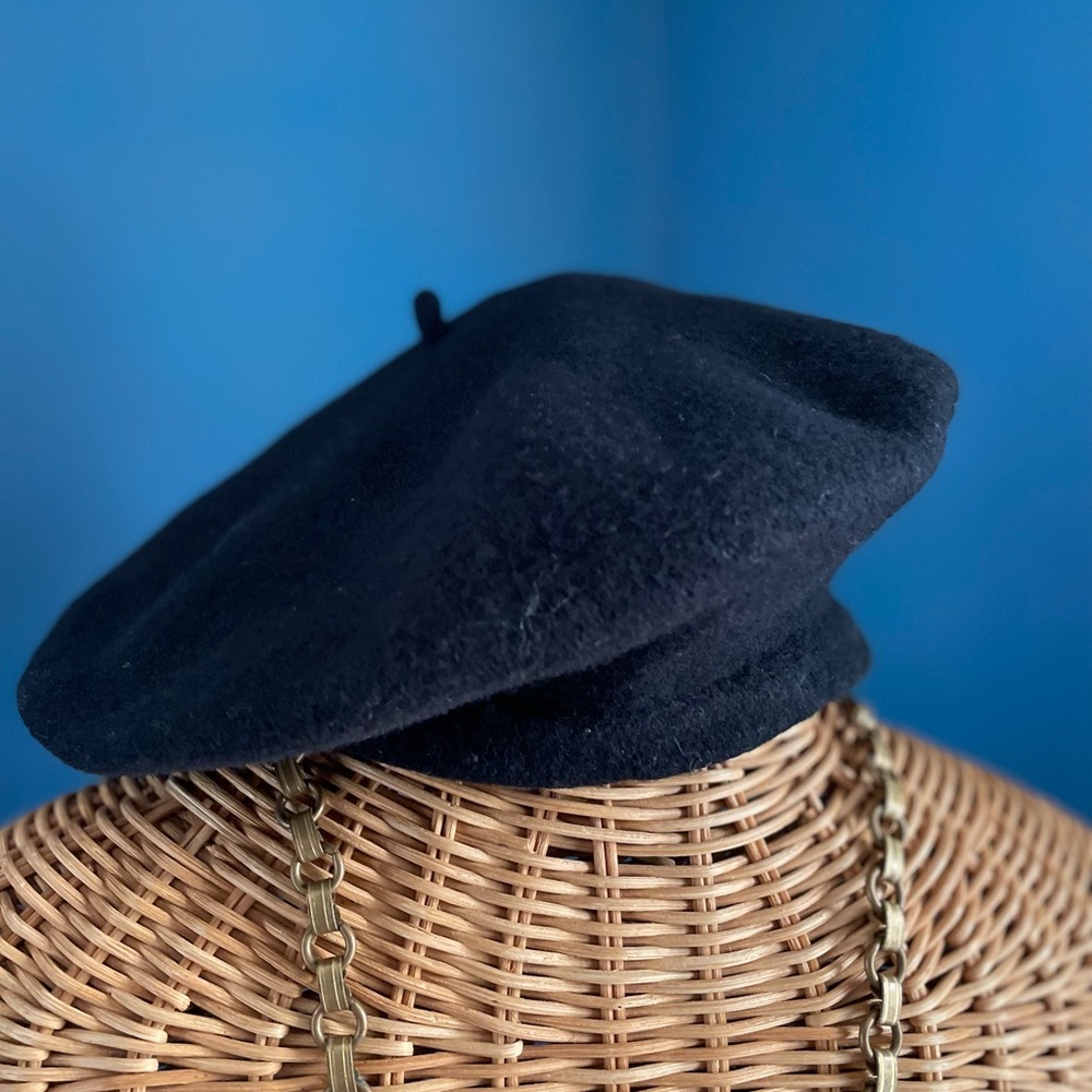 Saks Fifth Avenue Classic Vintage Wool Beret Made in Italy Black